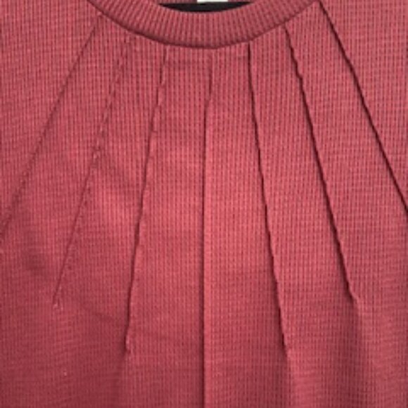 Blusa Tejida con Mangas de Encaje (Burgundy Waffle Knit Top with Lace Sleeves) - Picture 3 of 7
